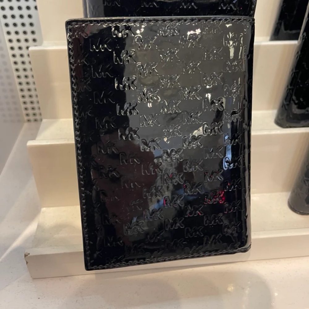 Michael Kors Jet Set Travel Md Sign Patent Logo Debossed  Passport Case
Black - Picture 16 of 16